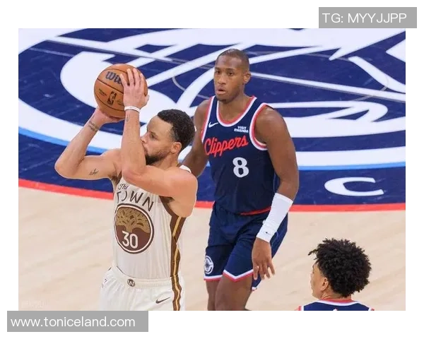 库里在对阵快船的三分表现与科尔战术的精彩对决分析